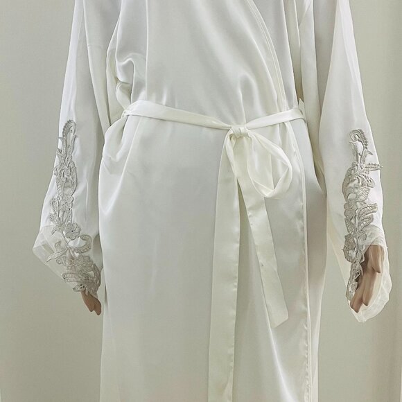 Flora Nikrooz Ivory Satin Robe size 2X long sleeves with lace details - Picture 3 of 8